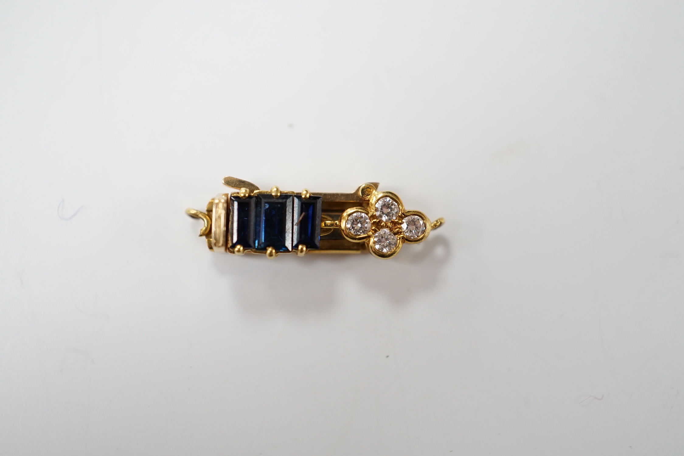 An 18ct gold, sapphire and diamond cluster set clasp, 21mm, gross weight 2.3 grams.